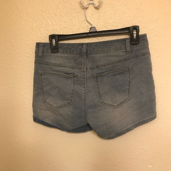 Mid rise light washed jean shorts - Picture 2 of 2